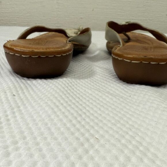 Born Cream Leather Women Sandals Thongs Flips - Picture 9 of 10